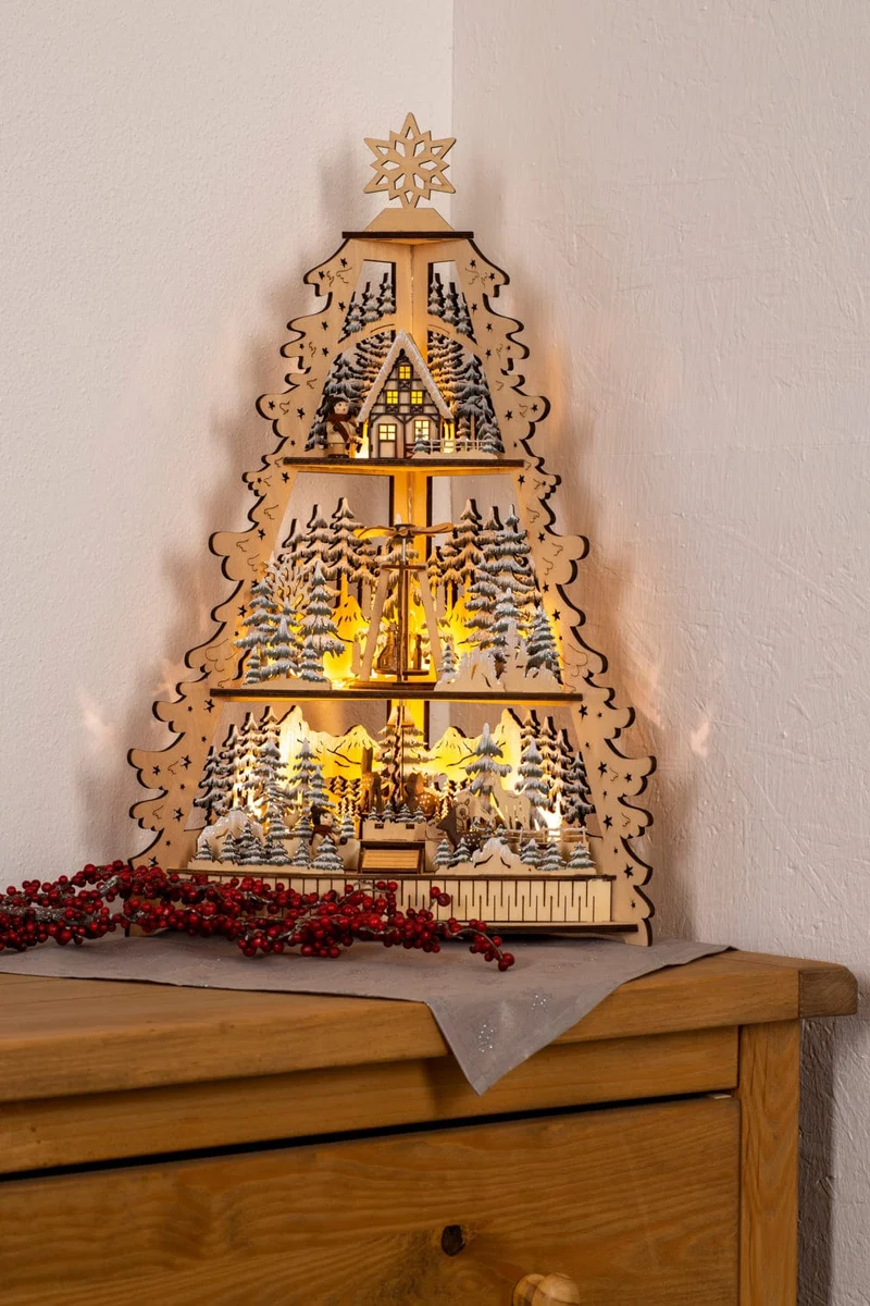 Houten Kerstboom met kerstbomen bos, lichtjes en kersttafereel (Nieuw)